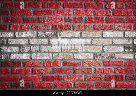 Nationalflagge Österreichs, die in Farbfarben auf einer alten Ziegelwand abgebildet ist. Flaggenbanner auf Backstein Wand Hintergrund. Stockfoto