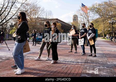 Ann Arbor, Michigan, USA. April 2021. Studenten der University of Michigan marschierten am 23. April 2021 in Ann Arbor, Michigan, durch den Campus und forderten Gerechtigkeit für Daunte Wright. Wright wurde am 11. April vom ehemaligen Polizeibeamten Kim Potter im Brooklyn Center, Minn, getötet. Kredit: Dominick Sokotoff/ZUMA Wire/Alamy Live Nachrichten Stockfoto