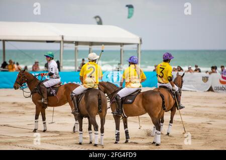 Polo-Spieler spielen am 24. April 2021 beim World Polo League Beach Polo in Miami Beach, FL Stockfoto