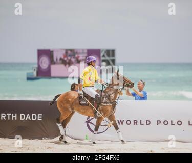 Polo-Spieler spielen am 24. April 2021 beim World Polo League Beach Polo in Miami Beach, FL Stockfoto