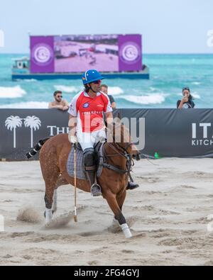 Polo-Spieler spielen am 24. April 2021 beim World Polo League Beach Polo in Miami Beach, FL Stockfoto