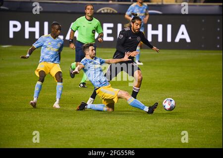 Chester, Pennsylvania, USA. April 2021. 24. April 2021, Chester PA- MLS-2021 Leon FLACH (32), Spieler der Philadelphia Union, kämpft um den Ball gegen Inter Miami, RODOLFO Pizarroal (10) Den Auftakt der Philadelphia Union im Subaru Park in Chester PA Credit: Ricky Fitchett/ZUMA Wire/Alamy Live News Stockfoto