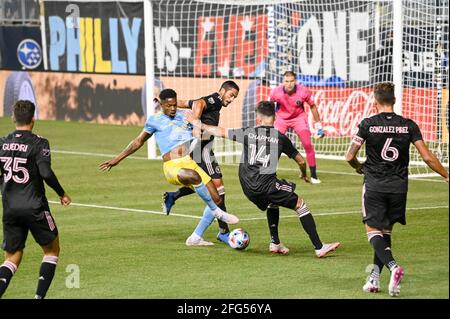 Chester, Pennsylvania, USA. April 2021. 24. April 2021, Chester PA- MLS-2021 der Philadelphia Union-Spieler CORY BURKE (19) kämpft beim Auftakt der Philadelphia Union im Subaru Park in Chester PA um den Ball gegen den Inter Miami-Spieler JAY CHAPMAN (14).Quelle: Ricky Fitchett/ZUMA Wire/Alamy Live News Stockfoto