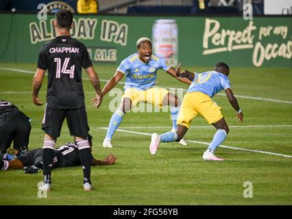 Chester, Pennsylvania, USA. April 2021. 24. April 2021, Chester PA- MLS-2021 SERGIO SANTOS (17), Spieler der Philadelphia Union, feiert ein Tor, das von JAMIRO MONTEIRO (10) während des Eröffnens der Philadelphia Union im Subaru Park in Chester PA erzielt wurde.Quelle: Ricky Fitchett/ZUMA Wire/Alamy Live News Stockfoto