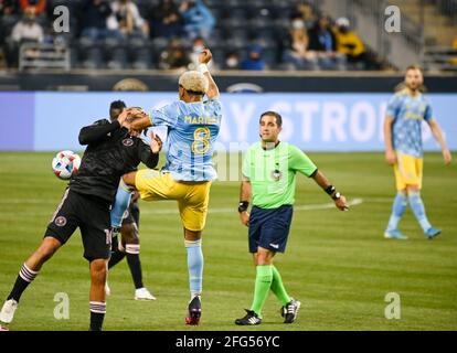 Chester, Pennsylvania, USA. April 2021. 24. April 2021, Chester PA- MLS-2021 der Spieler der Philadelphia Union, JOSE MARTINEZ (8) kämpft um den Ball gegen den Inter Miami Spieler, RODOLFO PIZARRO (10) der Philadelphia Union Heimauftakt im Subaru Park in Chester PA Credit: Ricky Fitchett/ZUMA Wire/Alamy Live News Stockfoto