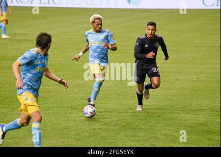 Chester, Pennsylvania, USA. April 2021. 24. April 2021, Chester PA- MLS-2021 Jose MARTINEZ (8), Spieler der Philadelphia Union, kämpft beim Auftakt der Philadelphia Union im Subaru Park in Chester PA um den Ball gegen Inter Miami, GREGORE (26).Quelle: Ricky Fitchett/ZUMA Wire/Alamy Live News Stockfoto