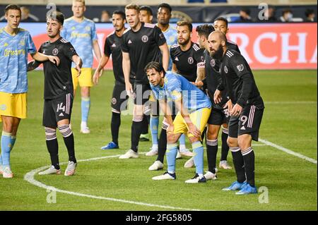 Chester, Pennsylvania, USA. April 2021. 24. April 2021, Chester PA- MLS-2021 der Spieler der Philadelphia Union ALEJANDRO BEDOYA (11) wurde während des Spiels beim Auftakt der Philadelphia Union im Subaru Park in Chester PA von Inter Miami Spielern umgeben.Quelle: Ricky Fitchett/ZUMA Wire/Alamy Live News Stockfoto