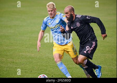 Chester, Pennsylvania, USA. April 2021. 24. April 2021, Chester PA- MLS-2021 der Spieler der Philadelphia Union, JAKOB GLESNES (5), kämpft beim Auftakt der Philadelphia Union im Subaru Park in Chester PA um den Ball gegen den Inter Miami Spieler GONZALO HIGUAIN (9).Quelle: Ricky Fitchett/ZUMA Wire/Alamy Live News Stockfoto