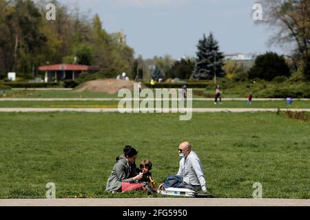 Bukarest, Rumänien. April 2021. Ein rumänisches Paar und ihr Kind genießen einen warmen Frühlingstag in einem Park in Bukarest, Rumänien, 24. April 2021. Quelle: Cristel/Xinhua/Alamy Live News Stockfoto