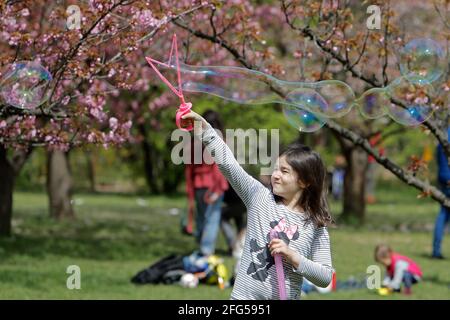 Bukarest, Rumänien. April 2021. Ein Kind macht Seifenblasen in einem Park während eines warmen Frühlingstages in Bukarest, Rumänien, 24. April 2021. Quelle: Cristian Cristel/Xinhua/Alamy Live News Stockfoto