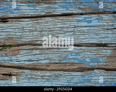 Verwitterte blaue und braune Holzplatten, alte Holzbretter mit rostigen Nagel Stockfoto