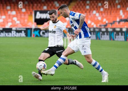 Valencia, Spanien. April 2021. Jose Luis Gaya von Valencia CF und Jose Luis Sanmartin Mato (Joselu) von Deportivo Alaves werden während des spanischen Fußballspiels La Liga zwischen Valencia und Deportivo Alaves im Mestalla-Stadion in Aktion gesehen.(Endstand; Valencia CF 1:1 Deportivo Alaves) (Foto: Xisco Navarro/SOPA Images/Sipa USA) Quelle: SIPA USA/Alamy Live News Stockfoto