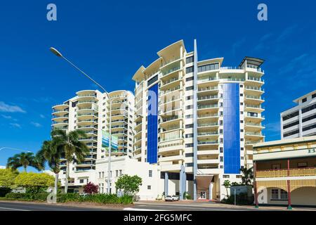 Moderne Hochhauswohnungen am Wasser, Wharf Street, Cairns, Far North Queensland, FNQ, QLD, Australien Stockfoto