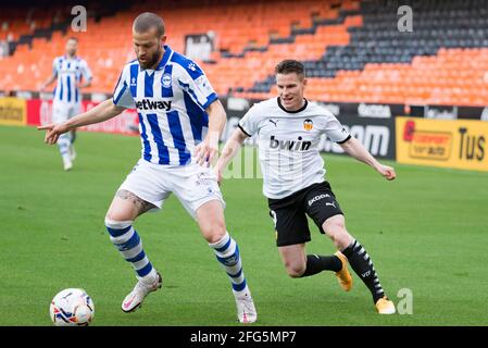 Valencia, Spanien. April 2021. Kevin Gameiro von Valencia CF und Victor LaGuardia Cisneros von Deportivo Alaves werden während des spanischen Fußballspiels La Liga zwischen Valencia und Deportivo Alaves im Mestalla-Stadion in Aktion gesehen.(Endstand; Valencia CF 1:1 Deportivo Alaves) (Foto: Xisco Navarro/SOPA Images/Sipa USA) Quelle: SIPA USA/Alamy Live News Stockfoto