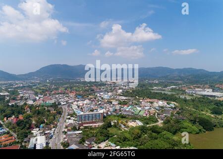 Panoramalandschaft kathu Bezirk Phuket Thailand von der Drohne Kamera Hochwinkelansicht. Stockfoto