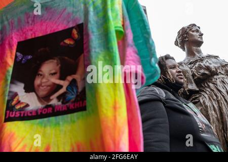 Columbus, Usa. April 2021. Die Black Lives Matter-Paraphernalia zeigt Ma'Khia Bryants Foto auf einem Hemd. Aktivisten von Black Lives Matter versammelten sich vor dem Polizeihauptquartier von Columbus und marschierten dann zum Staatlichen Haus von Ohio, um gegen die Tötung von Ma'Khia Bryant durch die Polizei am vergangenen Dienstag zu protestieren. Kredit: SOPA Images Limited/Alamy Live Nachrichten Stockfoto