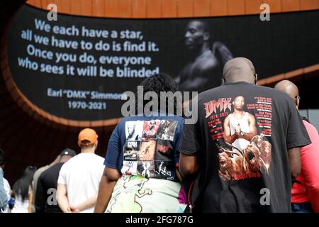 New York, USA. April 2021. Am 24. April 2021 im Barclays Center im Stadtteil Brooklyn in New York City versammeln sich Menschen, um Rapper DMX zu ehren. Earl Simmons kennt seinen Künstlernamen, da DMX in der Musikindustrie sehr geschätzt wurde, nachdem er fünf Alben in Folge auf Billboard 200 hatte. Am 9. April 2021 wurde er für tot erklärt, nachdem er an mehreren Organen gescheitert war. (Foto: John Lamparsk/Sipa USA) Quelle: SIPA USA/Alamy Live News Stockfoto