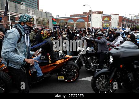 New York, USA. April 2021. Am 24. April 2021 im Barclays Center im Stadtteil Brooklyn in New York City versammeln sich Menschen, um Rapper DMX zu ehren. Earl Simmons kennt seinen Künstlernamen, da DMX in der Musikindustrie sehr geschätzt wurde, nachdem er fünf Alben in Folge auf Billboard 200 hatte. Am 9. April 2021 wurde er für tot erklärt, nachdem er an mehreren Organen gescheitert war. (Foto: John Lamparsk/Sipa USA) Quelle: SIPA USA/Alamy Live News Stockfoto