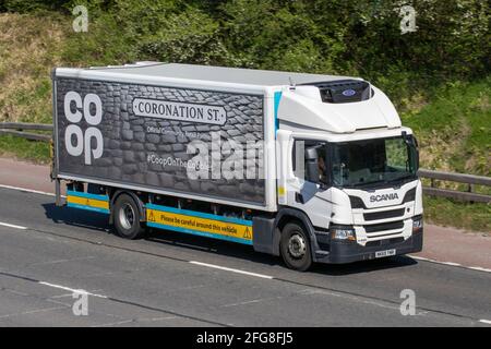 Co-op-Lieferwagen mit speziellen Marken; Coop-LKW, Schwerlastfahrzeuge, Transport, Lebensmittel-LKW, Coronation Street Cargo Carrier, Scania Vehicle, European Commercial Transport industry LKW, M6 in Manchester, Großbritannien Stockfoto