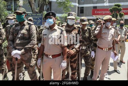 Neu-Delhi, Indien. April 2021. Indisches Sicherheitspersonal und Polizeibeamte von Delhi stehen auf der Hut vor jedem Zusammenstoß zwischen Angehörigen des Verstorbenen und Krankenhauspersonal im Jaipur Golden Hospital, wo mindestens 25 Covid-19-Patienten in der Vornacht auf der Intensivstation aufgrund eines Mangels an medizinischem Sauerstoff starben. Nach den vom Gesundheitsministerium der Union veröffentlichten Daten wurden in den letzten 24 Stunden 346,786 neue Covid-19-Fälle und 2,624 Todesfälle gemeldet. Das Land hat bisher 189,544 Todesfälle gemeldet. (Foto von Naveen Sharma/SOPA Images/Sipa USA) Quelle: SIPA USA/Alamy Live News Stockfoto