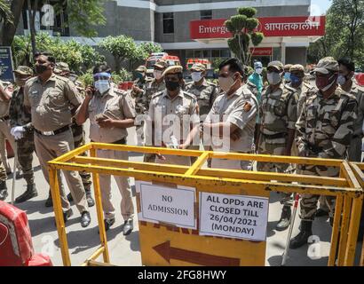 Neu-Delhi, Indien. April 2021. Indisches Sicherheitspersonal und Polizeibeamte von Delhi stehen auf der Hut vor jedem Zusammenstoß zwischen Angehörigen des Verstorbenen und Krankenhauspersonal im Jaipur Golden Hospital, wo mindestens 25 Covid-19-Patienten in der Vornacht auf der Intensivstation aufgrund eines Mangels an medizinischem Sauerstoff starben. Nach den vom Gesundheitsministerium der Union veröffentlichten Daten wurden in den letzten 24 Stunden 346,786 neue Covid-19-Fälle und 2,624 Todesfälle gemeldet. Das Land hat bisher 189,544 Todesfälle gemeldet. (Foto von Naveen Sharma/SOPA Images/Sipa USA) Quelle: SIPA USA/Alamy Live News Stockfoto