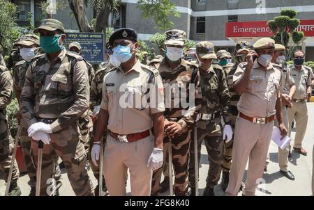 Neu-Delhi, Indien. April 2021. Indisches Sicherheitspersonal und Polizeibeamte von Delhi stehen auf der Hut vor jedem Zusammenstoß zwischen Angehörigen des Verstorbenen und Krankenhauspersonal im Jaipur Golden Hospital, wo mindestens 25 Covid-19-Patienten in der Vornacht auf der Intensivstation aufgrund eines Mangels an medizinischem Sauerstoff starben. Nach den vom Gesundheitsministerium der Union veröffentlichten Daten wurden in den letzten 24 Stunden 346,786 neue Covid-19-Fälle und 2,624 Todesfälle gemeldet. Das Land hat bisher 189,544 Todesfälle gemeldet. Kredit: SOPA Images Limited/Alamy Live Nachrichten Stockfoto