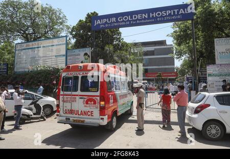 Neu-Delhi, Indien. April 2021. Ein Krankenwagen, der das Jaipur Golden Hospital betrat, wo mindestens 25 Covid-19-Patienten in der Vornacht auf der Intensivstation aufgrund eines Mangels an medizinischem Sauerstoff verstarb. Nach den vom Gesundheitsministerium der Union veröffentlichten Daten wurden in den letzten 24 Stunden 346,786 neue Covid-19-Fälle und 2,624 Todesfälle gemeldet. Das Land hat bisher 189,544 Todesfälle gemeldet. Kredit: SOPA Images Limited/Alamy Live Nachrichten Stockfoto