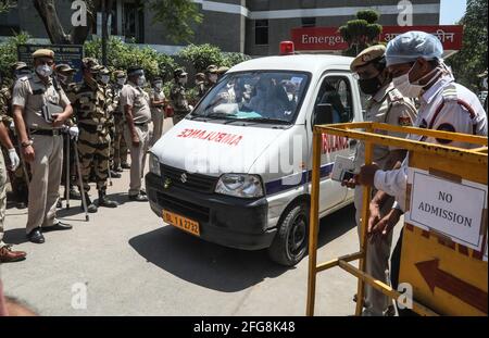 Neu-Delhi, Indien. April 2021. Ein Krankenwagen, der mit einer Leiche zur Einäscherung im Jaipur Golden Hospital herauskam, wo mindestens 25 Covid-19-Patienten in der Vornacht auf der Intensivstation aufgrund eines Mangels an medizinischem Sauerstoff verstarb. Nach den vom Gesundheitsministerium der Union veröffentlichten Daten wurden in den letzten 24 Stunden 346,786 neue Covid-19-Fälle und 2,624 Todesfälle gemeldet. Das Land hat bisher 189,544 Todesfälle gemeldet. Kredit: SOPA Images Limited/Alamy Live Nachrichten Stockfoto