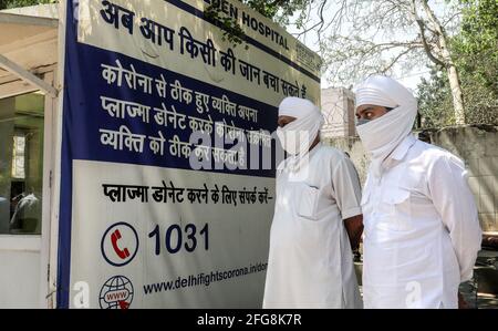 Neu-Delhi, Indien. April 2021. Verwandte des Verstorbenen warten vor dem Jaipur Golden Hospital, wo mindestens 25 Covid-19-Patienten in der Vornacht auf der Intensivstation aufgrund eines Mangels an medizinischem Sauerstoff starben. Nach den vom Gesundheitsministerium der Union veröffentlichten Daten wurden in den letzten 24 Stunden 346,786 neue Covid-19-Fälle und 2,624 Todesfälle gemeldet. Das Land hat bisher 189,544 Todesfälle gemeldet. (Foto von Naveen Sharma/SOPA Images/Sipa USA) Quelle: SIPA USA/Alamy Live News Stockfoto