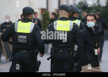 Düsseldorf, Deutschland. April 2021. Polizeibeamte von hundert Kader in der Altstadt. Die Menschen in Deutschland müssen sich auf neue Corona-Beschränkungen vorbereiten. Kredit: David Young/dpa/Alamy Live Nachrichten Stockfoto