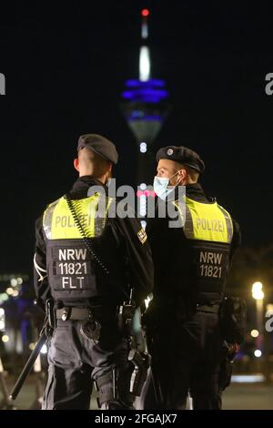 Düsseldorf, Deutschland. April 2021. Polizeibeamte von hundert Kader in der Altstadt. Die Menschen in Deutschland müssen sich auf neue Corona-Beschränkungen vorbereiten. Kredit: David Young/dpa/Alamy Live Nachrichten Stockfoto