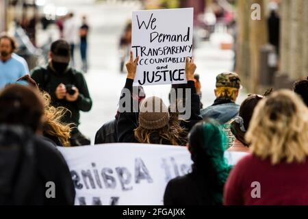 Reno, Usa. April 2021. Demonstranten marschieren mit ihren Protestschildern in eine Fußgängerzone. Die Proteste versammeln sich zu einer Anti-Polizei-Gewaltveranstaltung, die von der Partei für Sozialismus und Befreiung veranstaltet wird. Der Protest blieb friedlich, begegnete aber Zwischenhändlern. Kredit: SOPA Images Limited/Alamy Live Nachrichten Stockfoto