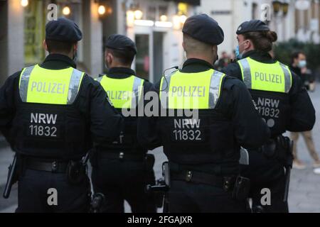 Düsseldorf, Deutschland. April 2021. Polizeibeamte von hundert Kader in der Altstadt. Die Menschen in Deutschland müssen sich auf neue Corona-Beschränkungen vorbereiten. Kredit: David Young/dpa/Alamy Live Nachrichten Stockfoto