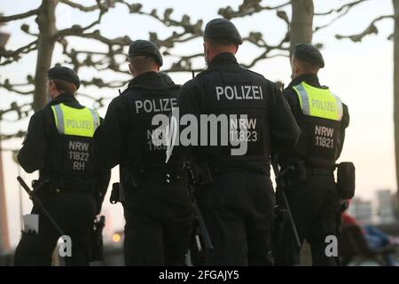 Düsseldorf, Deutschland. April 2021. Polizeibeamte von hundert Kader in der Altstadt. Die Menschen in Deutschland müssen sich auf neue Corona-Beschränkungen vorbereiten. Kredit: David Young/dpa/Alamy Live Nachrichten Stockfoto