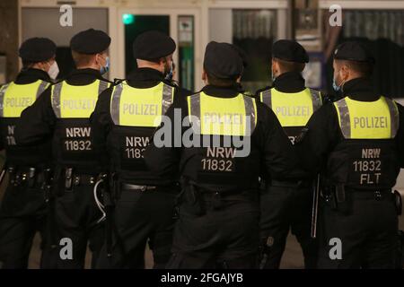 Düsseldorf, Deutschland. April 2021. Polizeibeamte von hundert Kader in der Altstadt. Die Menschen in Deutschland müssen sich auf neue Corona-Beschränkungen vorbereiten. Kredit: David Young/dpa/Alamy Live Nachrichten Stockfoto