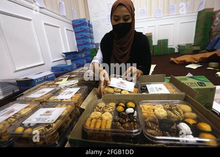 Die Arbeiter produzieren das typische Eid-Gebäck Stockfoto