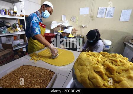 Die Arbeiter produzieren das typische Eid-Gebäck Stockfoto