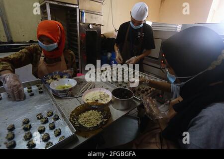 Die Arbeiter produzieren das typische Eid-Gebäck Stockfoto