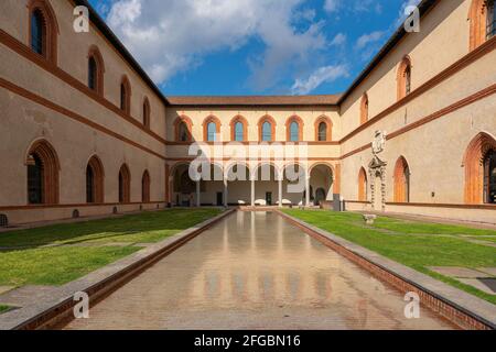 Erstaunlicher Innenhof des Castello Sforzesco, sonniger Tag und Wolken, Mailand, Italien Stockfoto