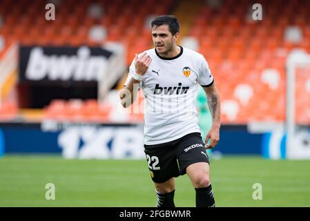 Valencia, Spanien. April 2021. Maxi Gomez von Valencia CF beim spanischen Fußballspiel La Liga zwischen Valencia und Deportivo Alaves im Mestalla-Stadion in Aktion.(Endstand; Valencia CF 1:1 Deportivo Alaves) Credit: SOPA Images Limited/Alamy Live News Stockfoto