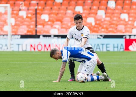 Valencia, Spanien. April 2021. Hugo Guillamon Sanmartin von Valencia CF und Jose Luis Sanmartin Mato (Joselu) von Deportivo Alaves sind während des spanischen Fußballspiels La Liga zwischen Valencia und Deportivo Alaves im Mestalla-Stadion in Aktion.(Endstand; Valencia CF 1:1 Deportivo Alaves) Credit: SOPA Images Limited/Alamy Live News Stockfoto