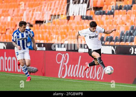 Valencia, Spanien. April 2021. Goncalo Guedes von Valencia CF und Joaquin Navarro Jimenez (Ximo Navarro) von Deportivo Alaves im Einsatz während des spanischen Fußballspiels La Liga zwischen Valencia und Deportivo Alaves im Mestalla-Stadion.(Endstand; Valencia CF 1:1 Deportivo Alaves) Credit: SOPA Images Limited/Alamy Live News Stockfoto