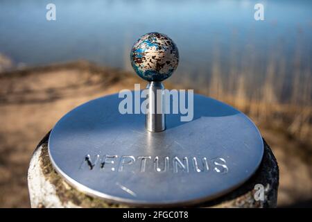 Miniatur-Neptun, Teil des Pajamäki Sonnensystem-Skalenmodells. Lehtisaari in Helsinki, Finnland. Stockfoto