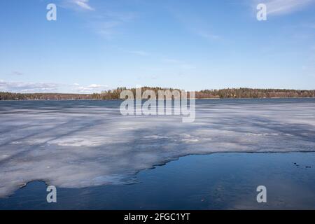 See Vitträsk teilweise mit Eis bedeckt in Kirkkonummi, Finnland Stockfoto