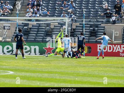 NYC, USA. 24 2021. April: Torwart Cody Cropper (1) des FC Cincinnati rettet während des regulären MLS-Spiels gegen NYCFC im Yankee-Stadion. NYCFC gewann ihr erstes Heimspiel der Saison 5 - 0. Aufgrund der COVID-19-Pandemie konnten nur 20 % der Kapazität im Stadion vorhanden sein. Außerdem mussten alle Ventilatoren Gesichtsmasken tragen und sie waren am Eingang sowie Desinfektionsmittel verfügbar. Die Fans saßen mit sozialer Distanz. Alle Ventilatoren mussten einen schnellen Antigen-COVID-19-Test durchführen und ein negatives Ergebnis vorlegen, um in den Test eintreten zu können. Quelle: Pacific Press Media Production Corp./Alamy Live News Stockfoto