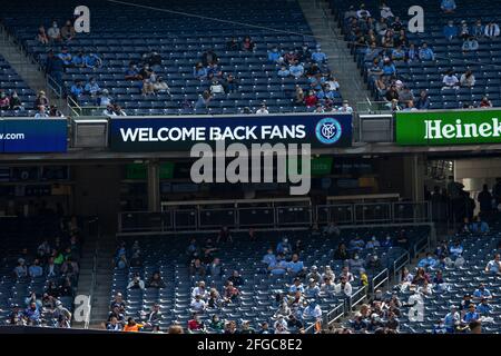 NYC, USA. April 24 2021: Fans besuchen das erste Heimspiel der Saison während des MLS-Regular-Spiels FC Cincinnati beim NYCFC im Yankee-Stadion. Willkommensschild während des Spiels gesehen. NYCFC gewann ihr erstes Heimspiel der Saison 5 - 0. Aufgrund der COVID-19-Pandemie konnten nur 20 % der Kapazität im Stadion vorhanden sein. Außerdem mussten alle Ventilatoren Gesichtsmasken tragen und sie waren am Eingang sowie Desinfektionsmittel verfügbar. Die Fans saßen mit sozialer Distanz. Alle Ventilatoren mussten einen schnellen Antigen-COVID-19-Test durchführen und ein negatives Ergebnis vorlegen, um in den Test eintreten zu können. Quelle: Pacific Press Media Producti Stockfoto