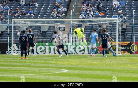 NYC, USA. 24 2021. April: Jesus Medina (nicht abgebildet) von NYCFC erzielt im regulären MLS-Spiel gegen den FC Cincinnati im Yankee-Stadion ein Tor. Jesus Medina erzielte im Spiel zwei Tore. NYCFC gewann ihr erstes Heimspiel der Saison 5 - 0. Aufgrund der COVID-19-Pandemie konnten nur 20 % der Kapazität im Stadion vorhanden sein. Außerdem mussten alle Ventilatoren Gesichtsmasken tragen und sie waren am Eingang sowie Desinfektionsmittel verfügbar. Die Fans saßen mit sozialer Distanz. Alle Ventilatoren mussten einen schnellen Antigen-COVID-19-Test durchführen und ein negatives Ergebnis vorlegen, um in den Test eintreten zu können. Kredit: Pacific Pre Stockfoto