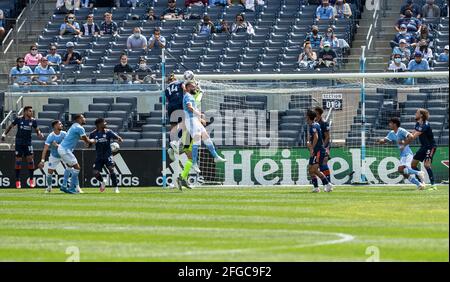 NYC, USA. April 24 2021: Nick Hagglund (14) vom FC Cincinnati erzielt im regulären MLS-Spiel gegen NYCFC im Yankee-Stadion ein eigenes Tor. NYCFC gewann ihr erstes Heimspiel der Saison 5 - 0. Aufgrund der COVID-19-Pandemie konnten nur 20 % der Kapazität im Stadion vorhanden sein. Außerdem mussten alle Ventilatoren Gesichtsmasken tragen und sie waren am Eingang sowie Desinfektionsmittel verfügbar. Die Fans saßen mit sozialer Distanz. Alle Ventilatoren mussten einen schnellen Antigen-COVID-19-Test durchführen und ein negatives Ergebnis vorlegen, um in den Test eintreten zu können. Quelle: Pacific Press Media Production Corp./Alamy Live News Stockfoto