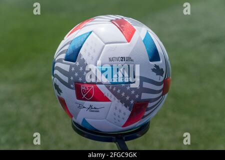 NYC, USA. April 24 2021: Adidas Nativo 21 offizieller Ball während des regulären MLS-Spiels zwischen NYCFC und FC Cincinnati im Yankee-Stadion. NYCFC gewann ihr erstes Heimspiel der Saison 5 - 0. Aufgrund der COVID-19-Pandemie konnten nur 20 % der Kapazität im Stadion vorhanden sein. Außerdem mussten alle Ventilatoren Gesichtsmasken tragen und sie waren am Eingang sowie Desinfektionsmittel verfügbar. Die Fans saßen mit sozialer Distanz. Alle Ventilatoren mussten einen schnellen Antigen-COVID-19-Test durchführen und ein negatives Ergebnis vorlegen, um in den Test eintreten zu können. Quelle: Pacific Press Media Production Corp./Alamy Live News Stockfoto