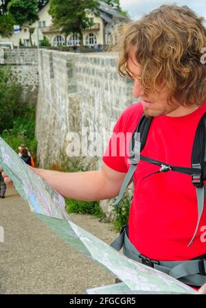 Junge Menschen wandern bei Hohneck in den französischen vogesen Stockfoto